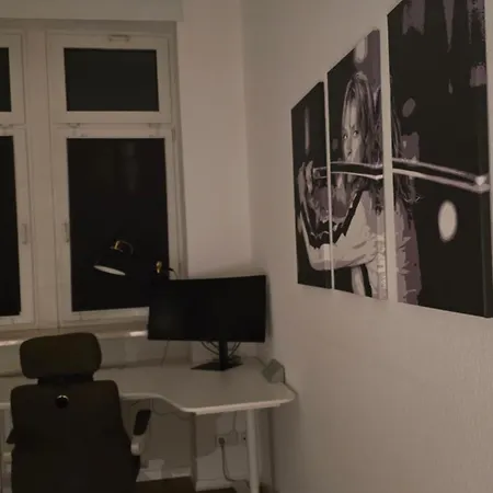 Kulturelles Businessapartment Mit Balkon