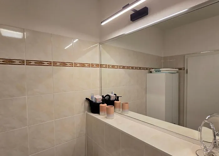 Kulturelles Businessapartment Mit Balkon Apartment