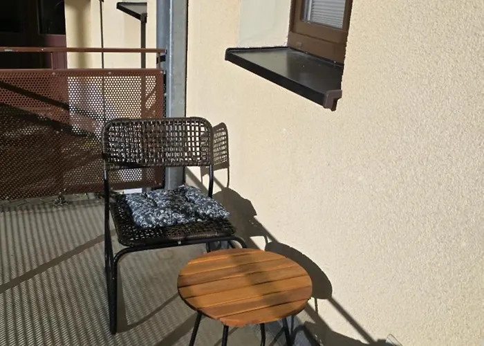 Kulturelles Businessapartment Mit Balkon